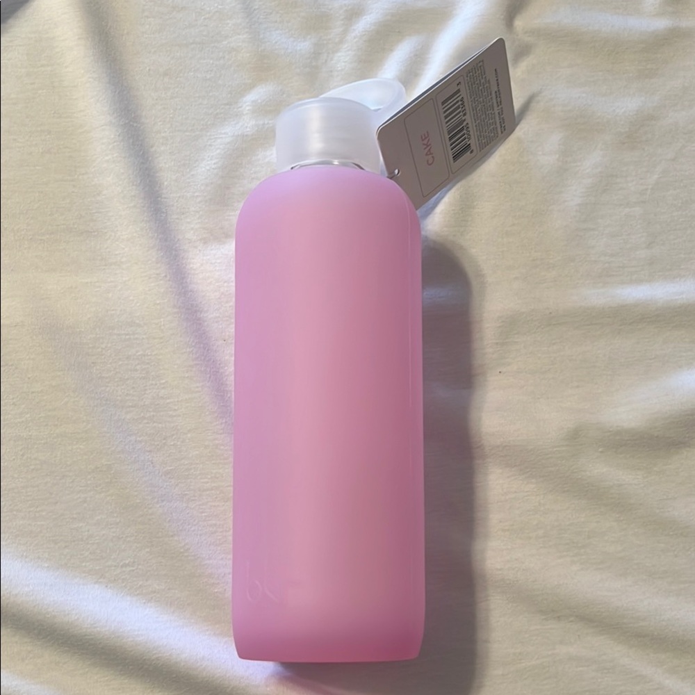Bkr Demi Bottle 650 ml/22 oz in Cake